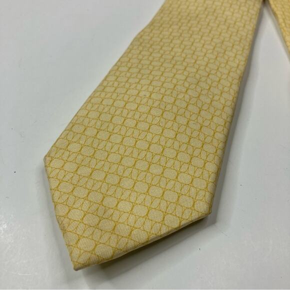 Vineyard Vines | Light Yellow Whale Logo Pattern Men's Necktie Imported Silk - Picture 2 of 5